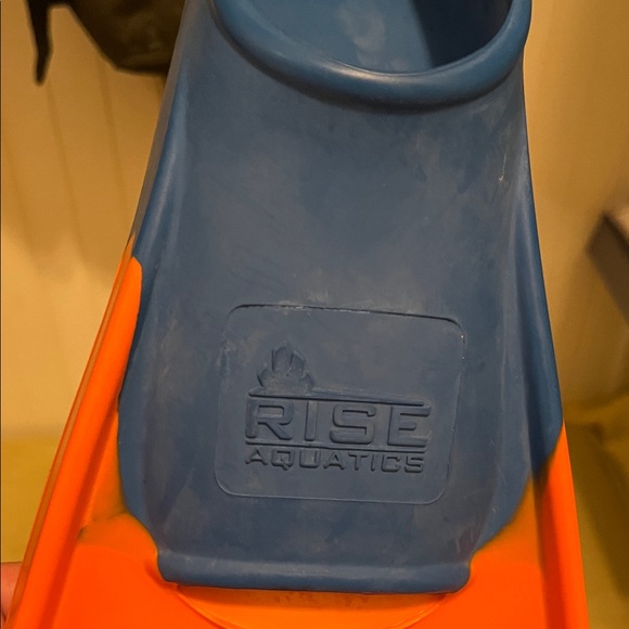 Rise Aquatics 3-5 in blue and orange.  Swim Fins - Picture 2 of 3